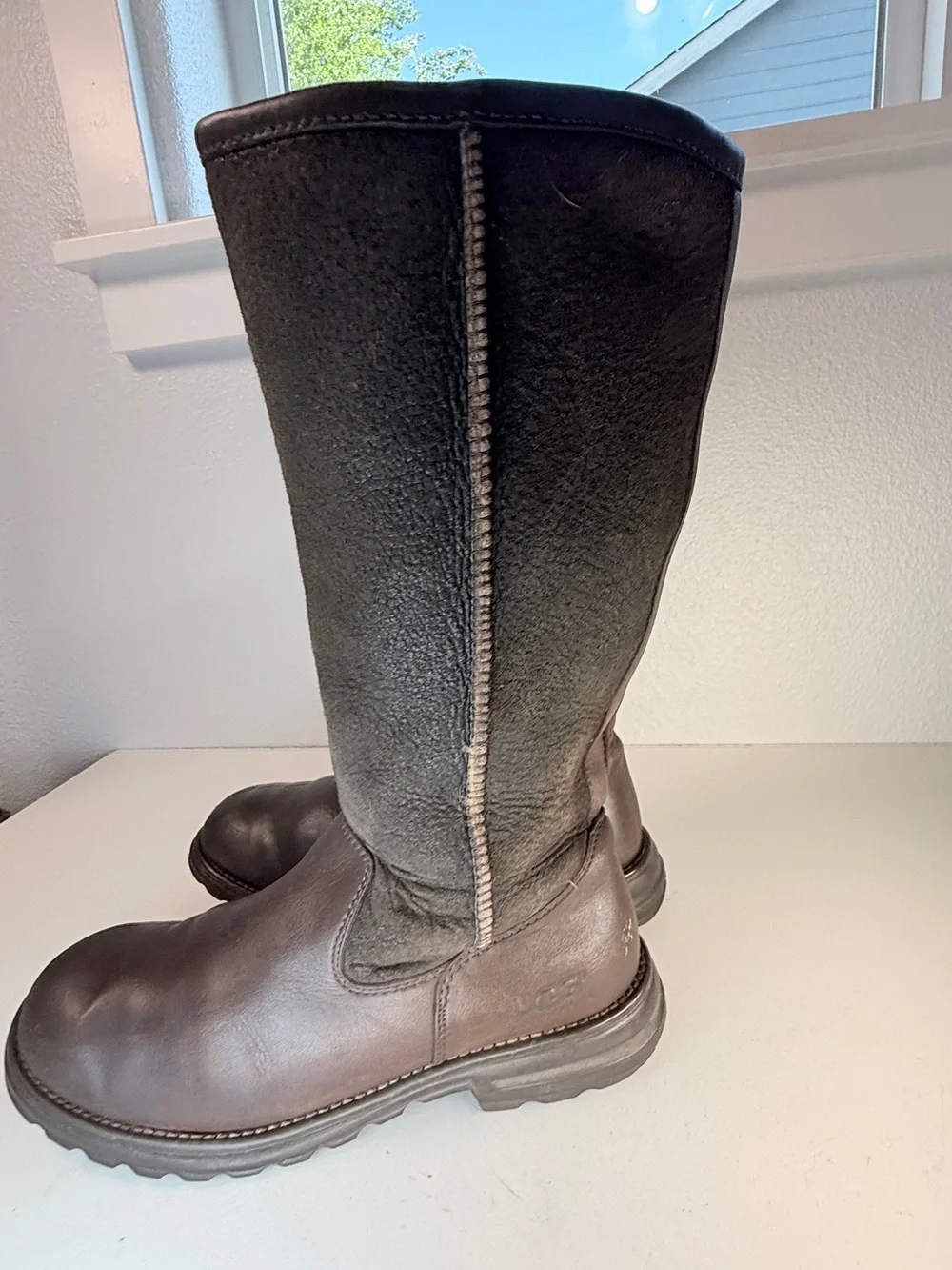 UGG Australia womens Sheepskin Lined Brown Leather Winter Boots Size 9